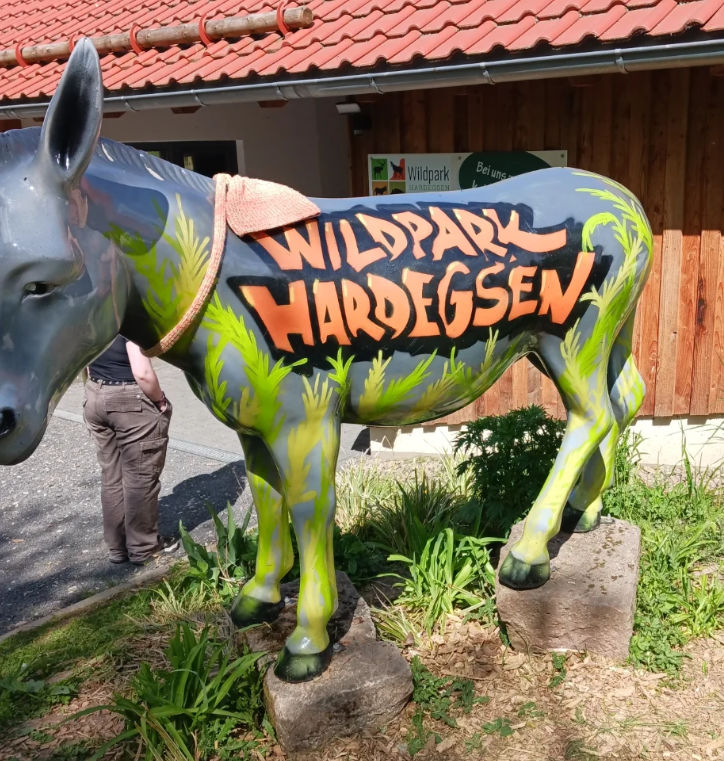 Eselstatue mit Tierparklogo