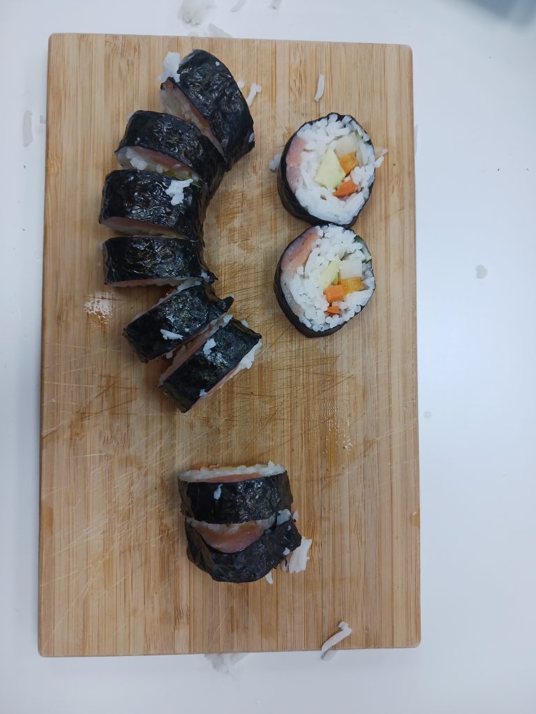 Sushi rolle mit Fisch Angeschnitten auf Brett