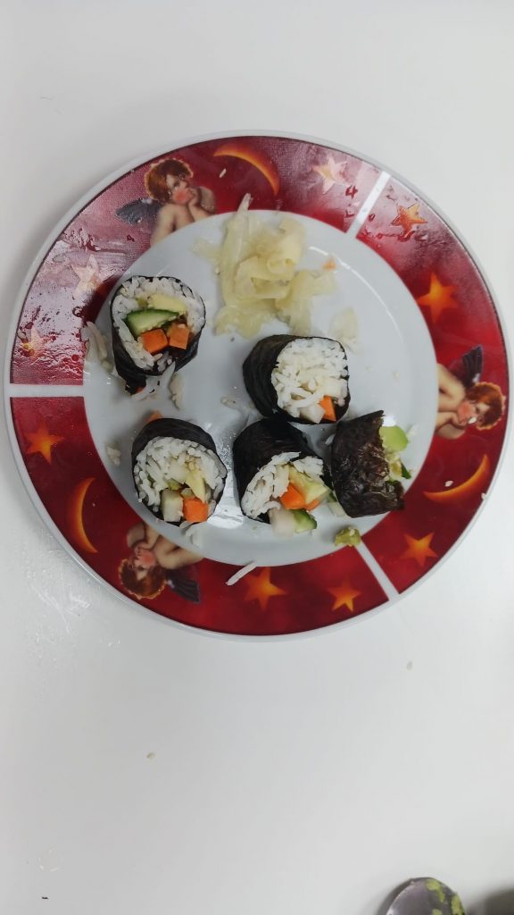 Sushi Gemüserolle in Scheiben auf Teller