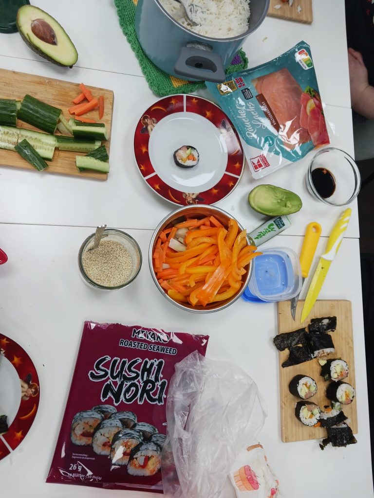 Tisch mit Sushi Zutaten