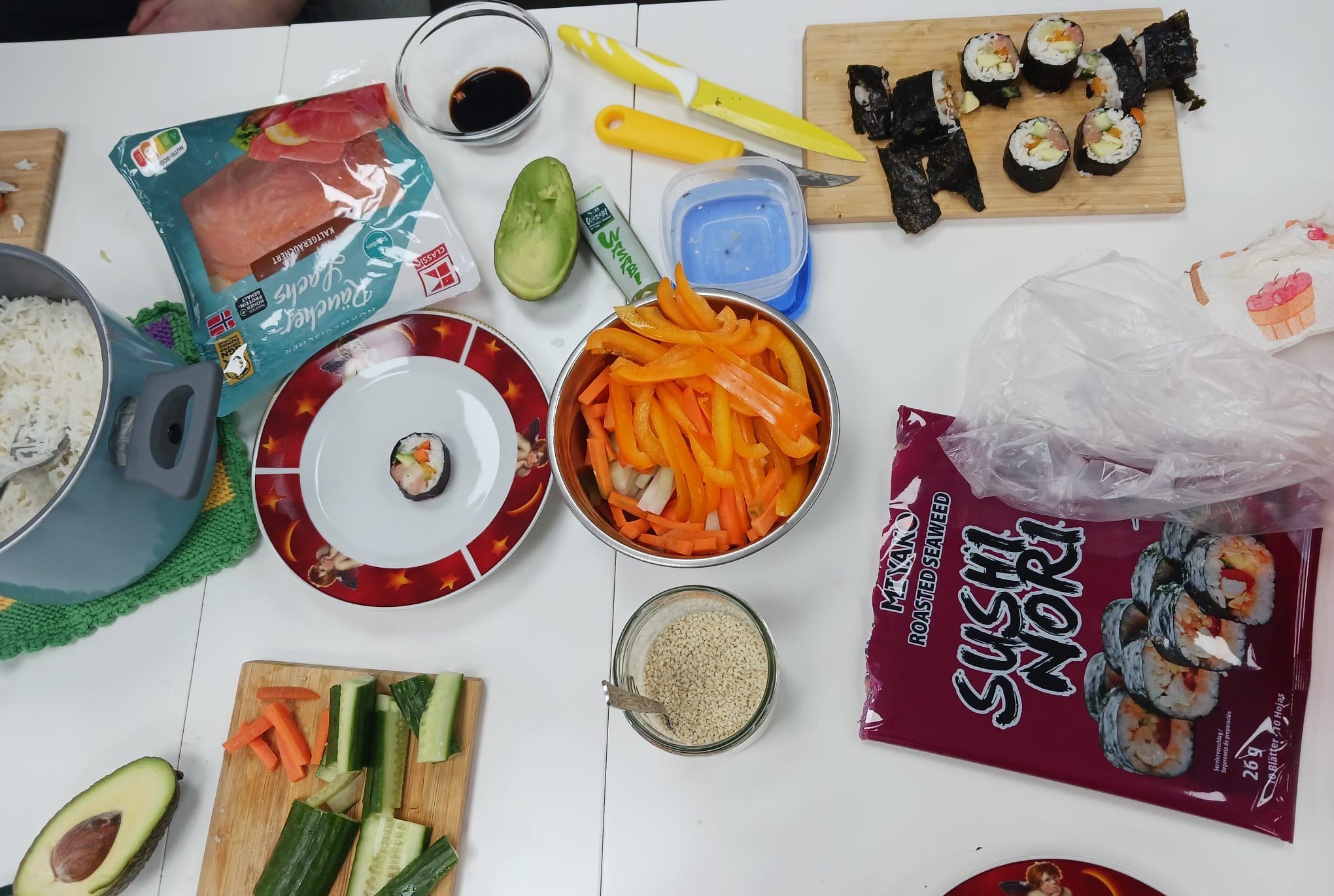 Tisch mit Sushi Zubereitungs Zutaten